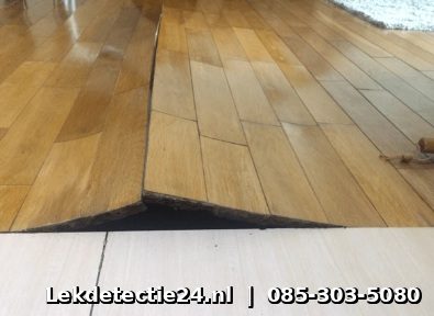 Opgezette houten vloer door waterlekkage eronder
