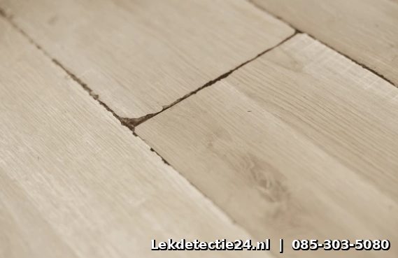 Scheurvorming in vloer door vochtinfiltratie