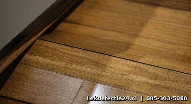 Loskomende houten vloer bij plinten door sluipende lekkage