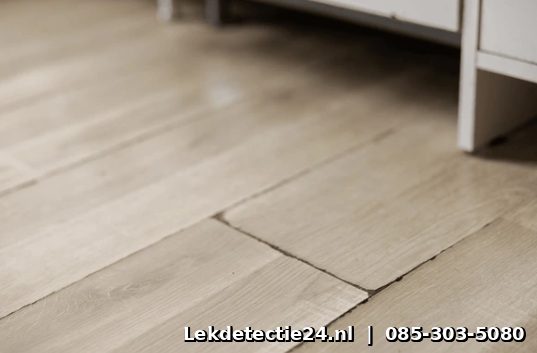 Vloer die loslaat door waterlekkage onder het parket