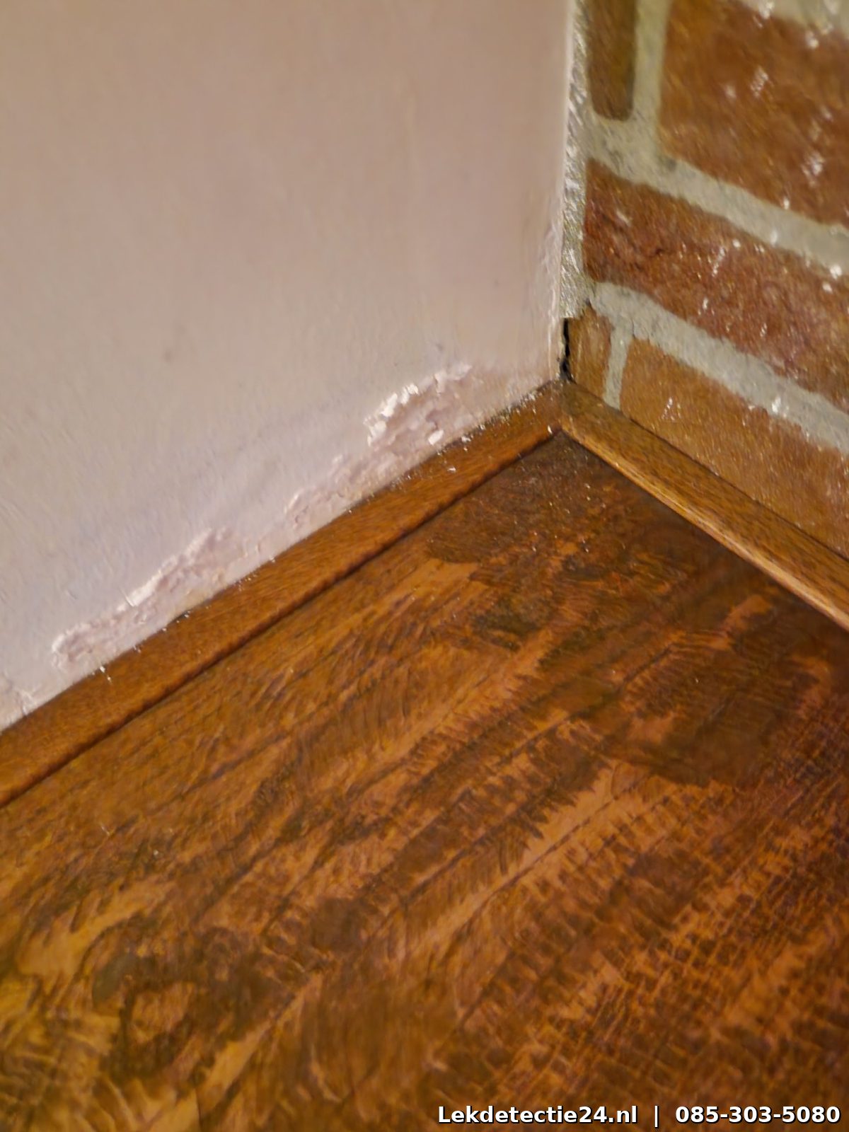 Waterstrepen op plafond door daklekkage