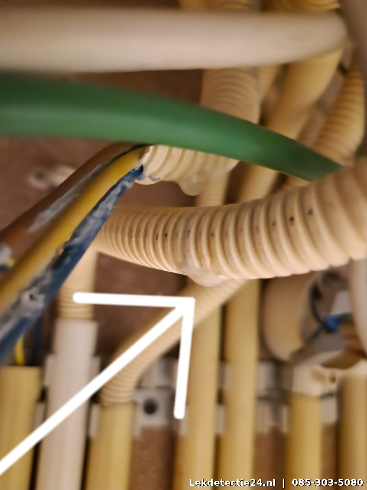 Leidingen in kruipruimte na lekkage opgespoord