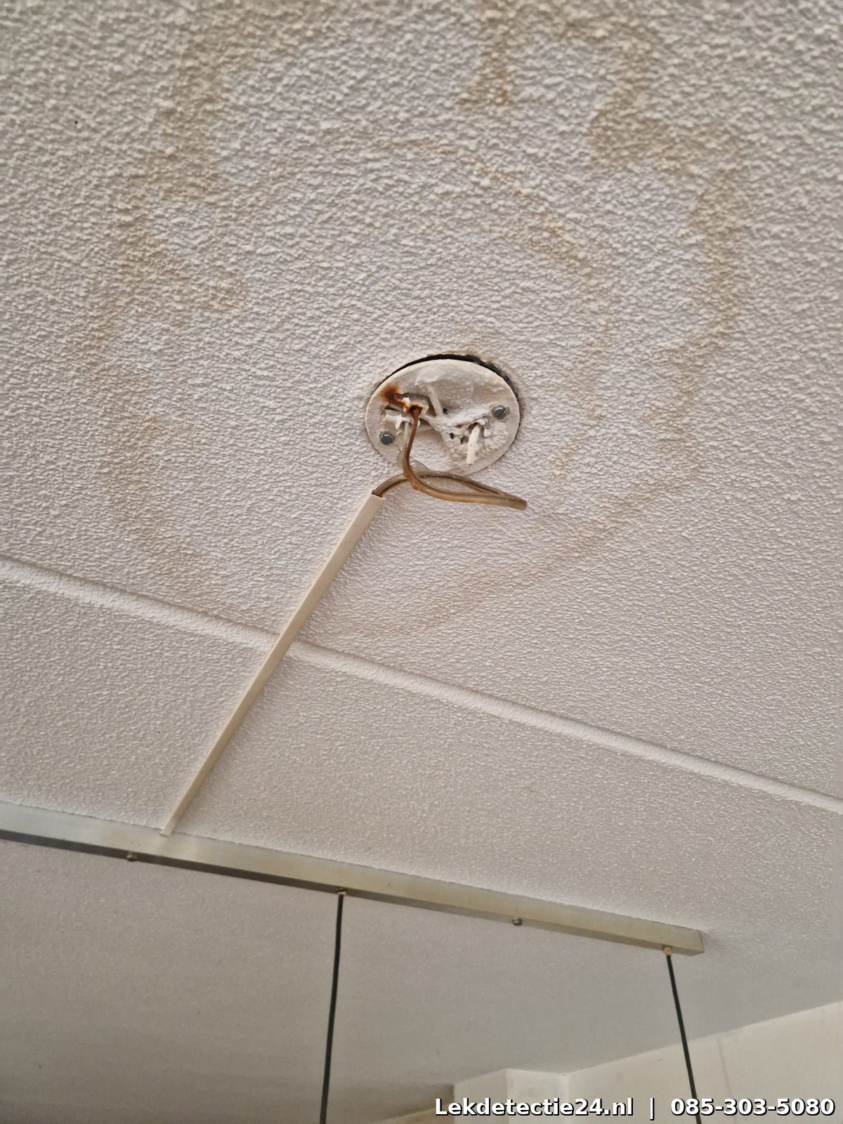 Plafond met vochtsporen door sluipende lekkage