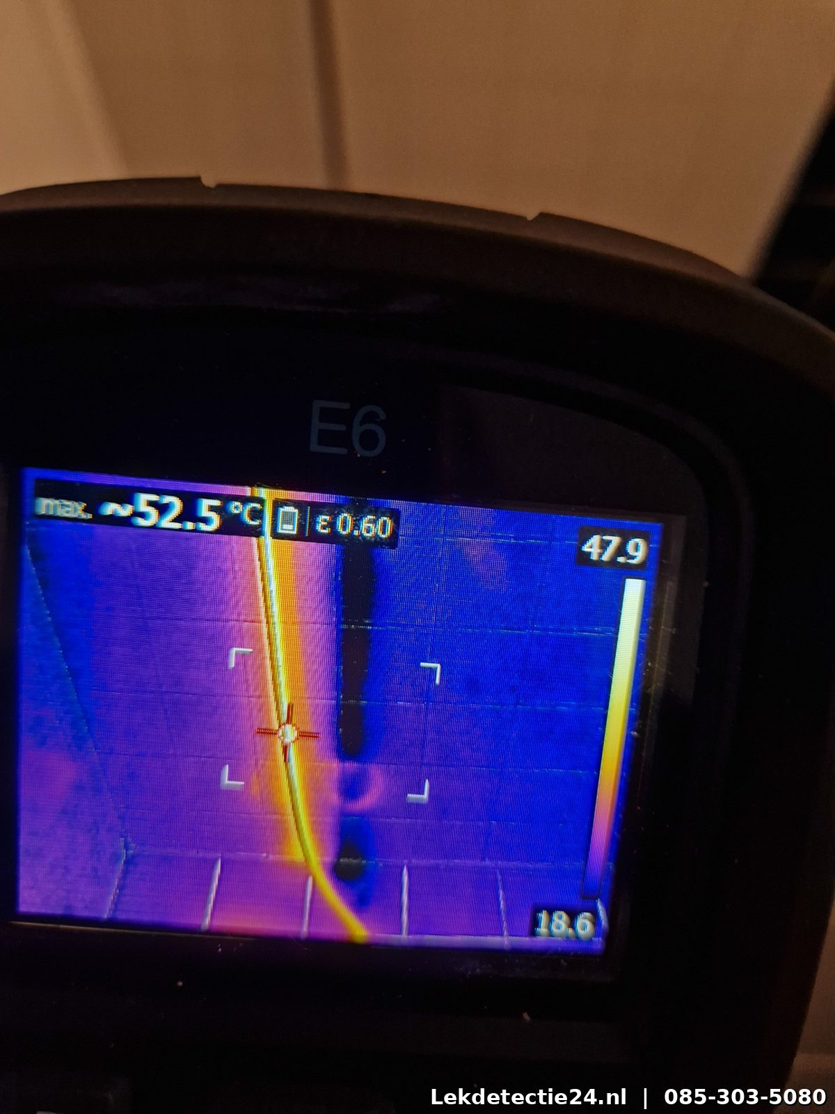 Vochtschade aan plinten en vloer door lekkage