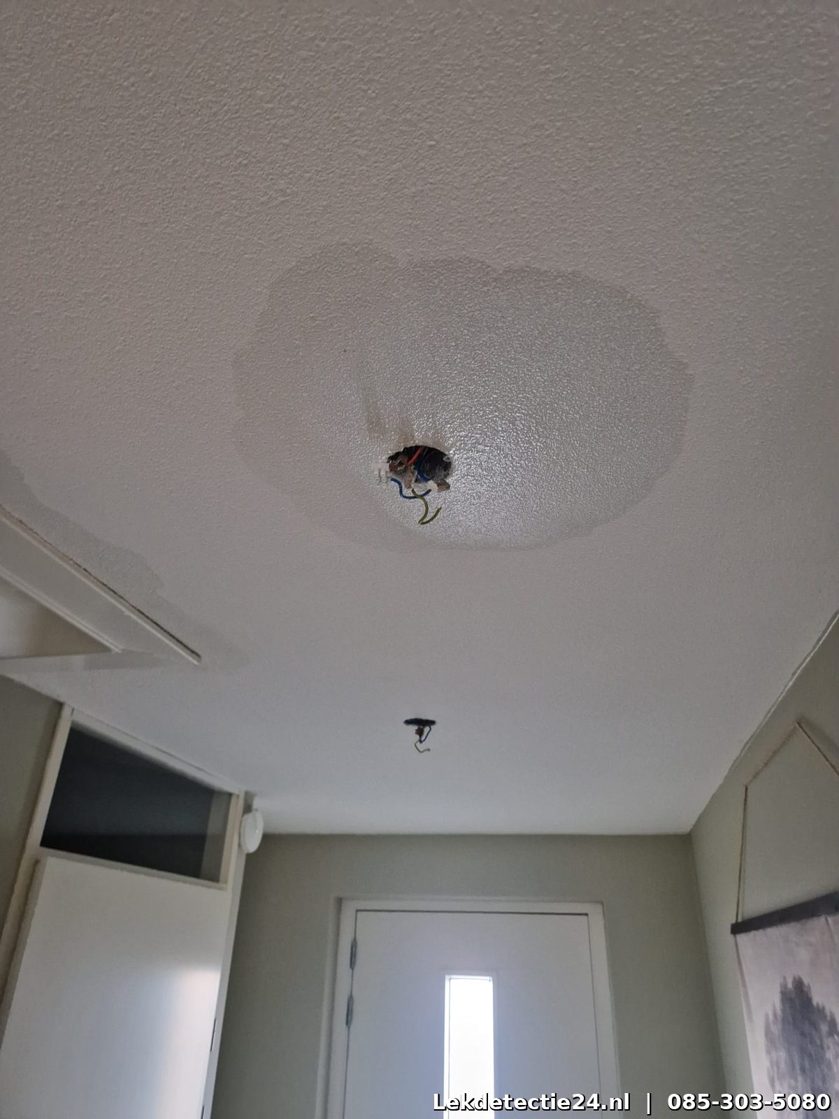Nat plafond in hal door lekkage twee verdiepingen hoger