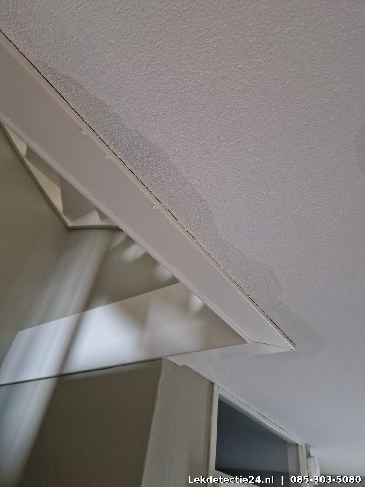 Waterinfiltratie langs dakrand door kapotte afdichting